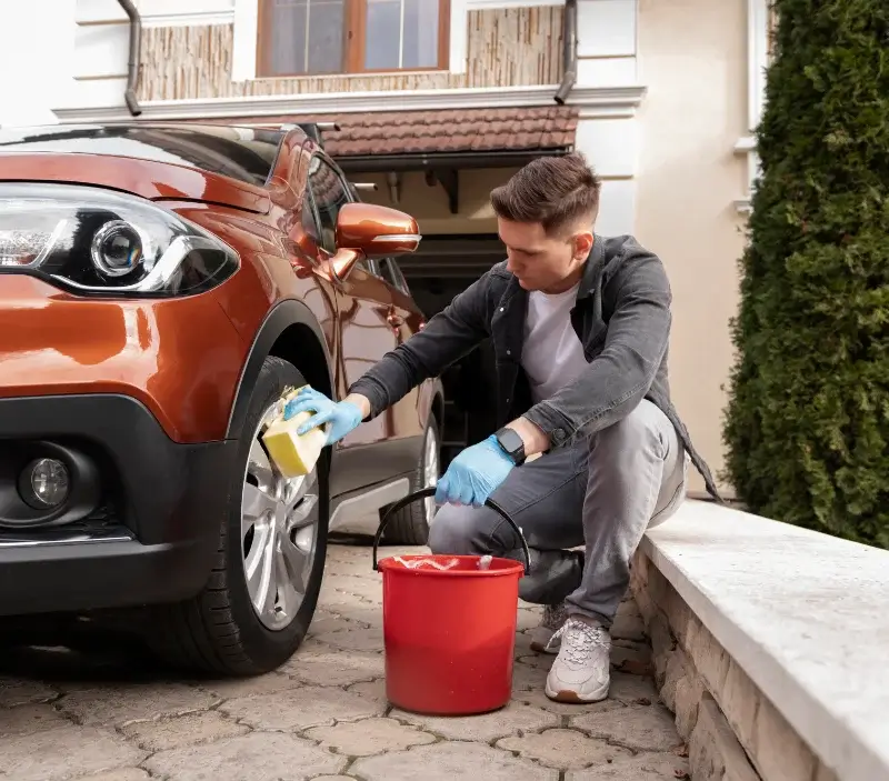 Lavage auto à domicile Saint-Denis-de-Jouhet : professionnel intervenant sur un véhicule